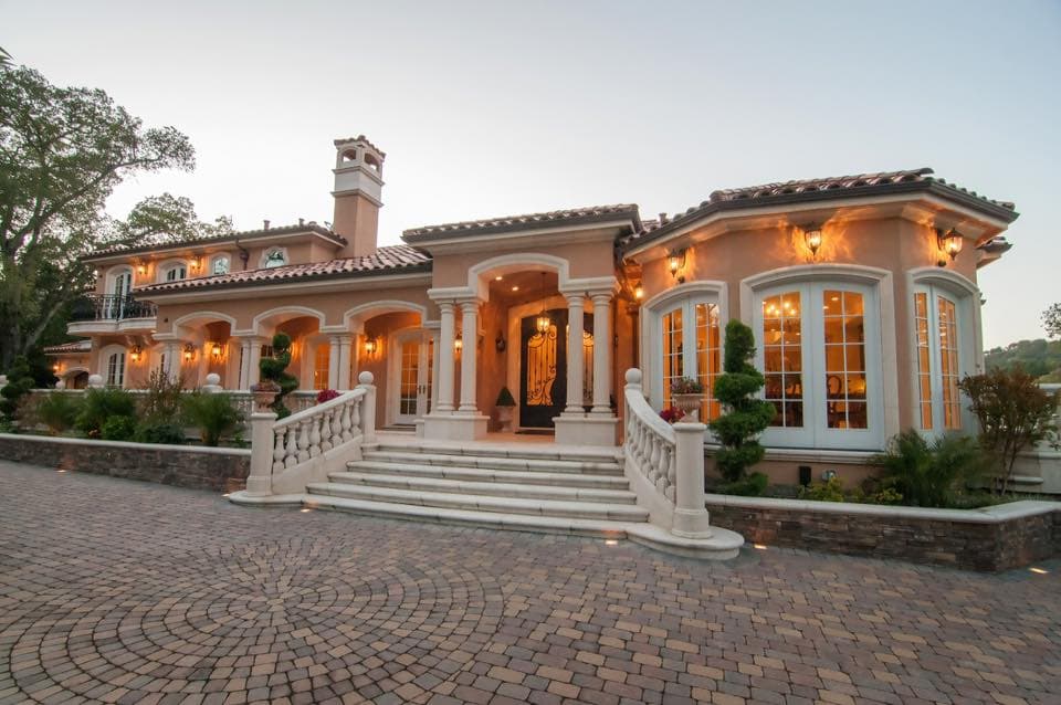 6 Ideas to Add Extra Storage Space When Undergoing Custom Home Development
